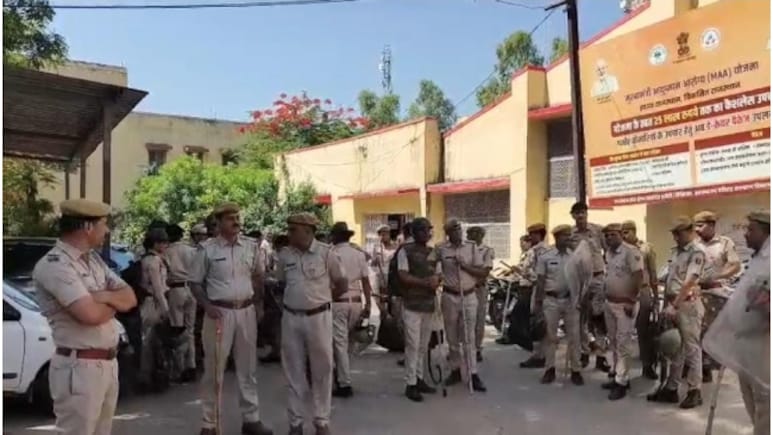नसबंदी ऑपरेशन के दौरान महिला की मौत से हंगामा, परिजन धरने पर बैठे, पुलिस छावनी बना भीम अस्पताल