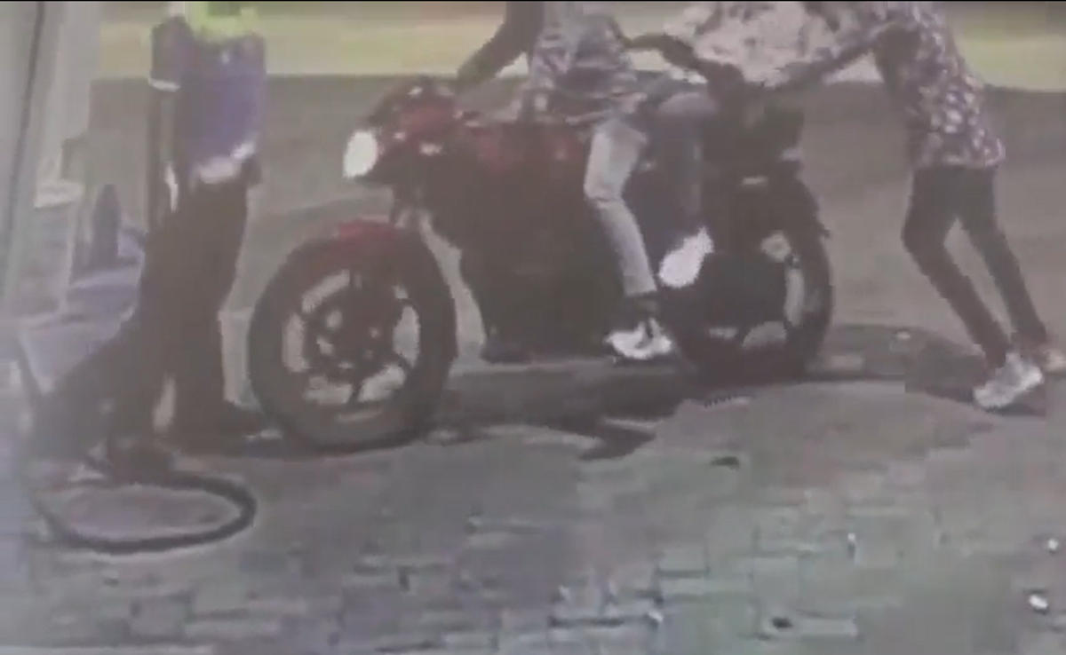 Satna: पेट्रोल पंप में बाइक सवार ने धारदार हथियार से कर्मचारी पर किए वार, कैश और बंदूक छुड़ाने का प्रयास