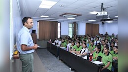 कोटा में कलेक्टर ने की स्टूडेंट्स से बात, एंजाइटी-सेल्फ डाउट और ओवरथिंकिंग को लेकर कही ये बात&nbsp;