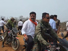 नक्सली कमांडर हिड़मा-देवा के गढ़ में डिप्टी CM विजय शर्मा ने लगाई चौपाल, जवानों के साथ बाइक पर गए नक्सली कमांडर हिड़मा-देवा के गढ़ में डिप्टी CM विजय शर्मा ने लगाई चौपाल, जवानों के साथ बाइक पर गए