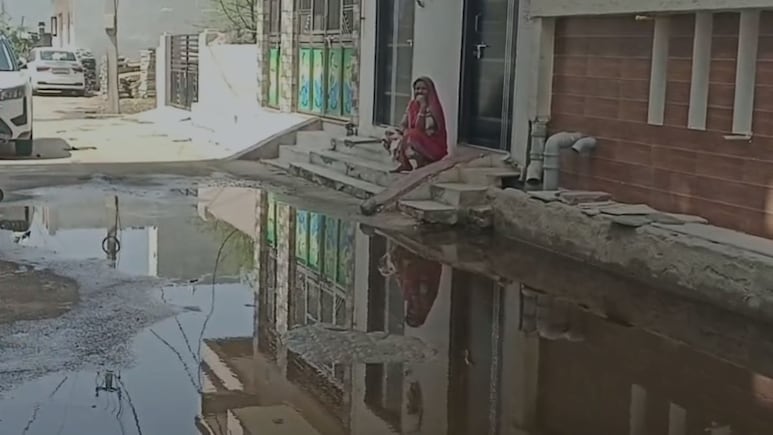 राजसमंद में हल्की बारिश से सड़कें बनी तालाब, नालियों से बह रहा गंदा पानी, सांस लेना हुआ दूभर