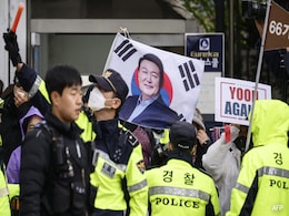 South Korean Police Raid Former President's Office South Korean Police Raid Former President's Office