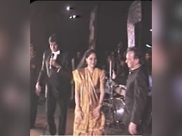 'जिसकी बीवी छोटी', जब अमिताभ ने स्टेज पर पत्नी जया को गोद में उठाकर गाया गाना, लोग बोले- रेखा को.. 'जिसकी बीवी छोटी', जब अमिताभ ने स्टेज पर पत्नी जया को गोद में उठाकर गाया गाना, लोग बोले- रेखा को..