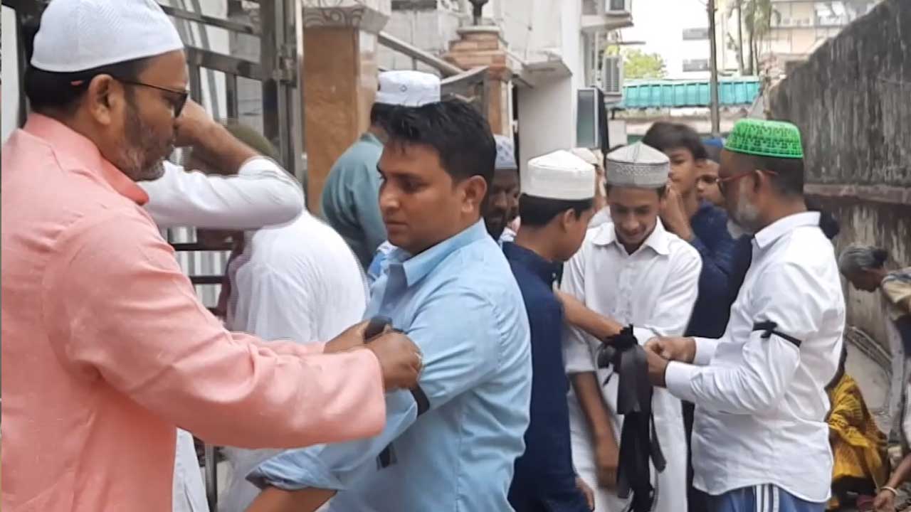 Pahalgam Attack: Muslims Across The Country Protest By Wearing Black Armbands During Friday Prayers