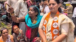 Pune Protest:  मंगेशकर रुग्णालयाविरोधात संताप.. शिवसैनिकांनी चिल्लर फेकली, काळे फासले!