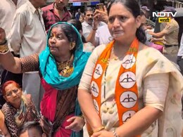 Pune Protest:  मंगेशकर रुग्णालयाविरोधात संताप.. शिवसैनिकांनी चिल्लर फेकली, काळे फासले!