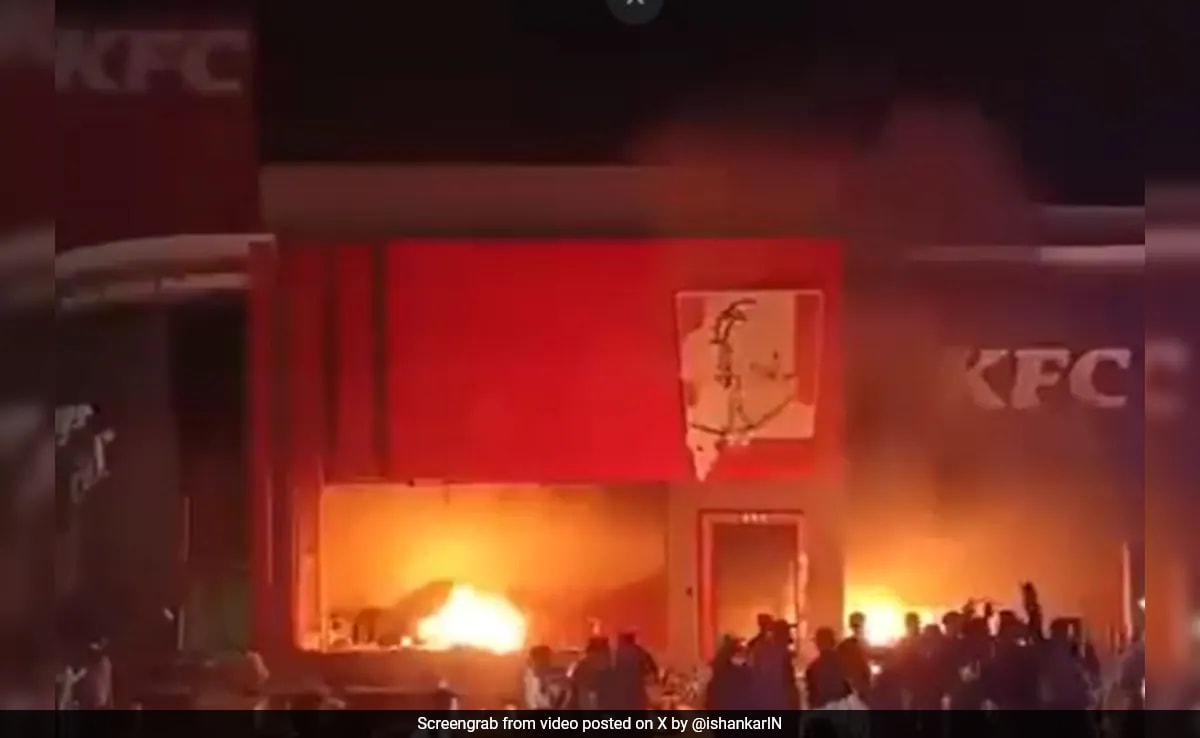 Карачи Ten individuals were arrested by Police after a mob