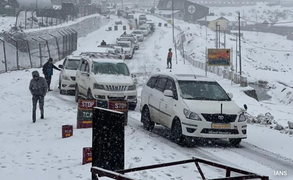 Гувахати Няколко туристи заседнали между езерото Цомго и Тегу в