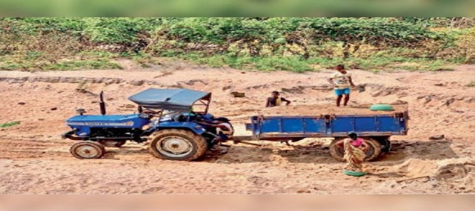 Sand Mafia: गरियाबंद में PM आवास के नाम पर रेत निकाल रहे हैं माफिया! ऐसे चल रहा है अवैध रेत का कारोबार
