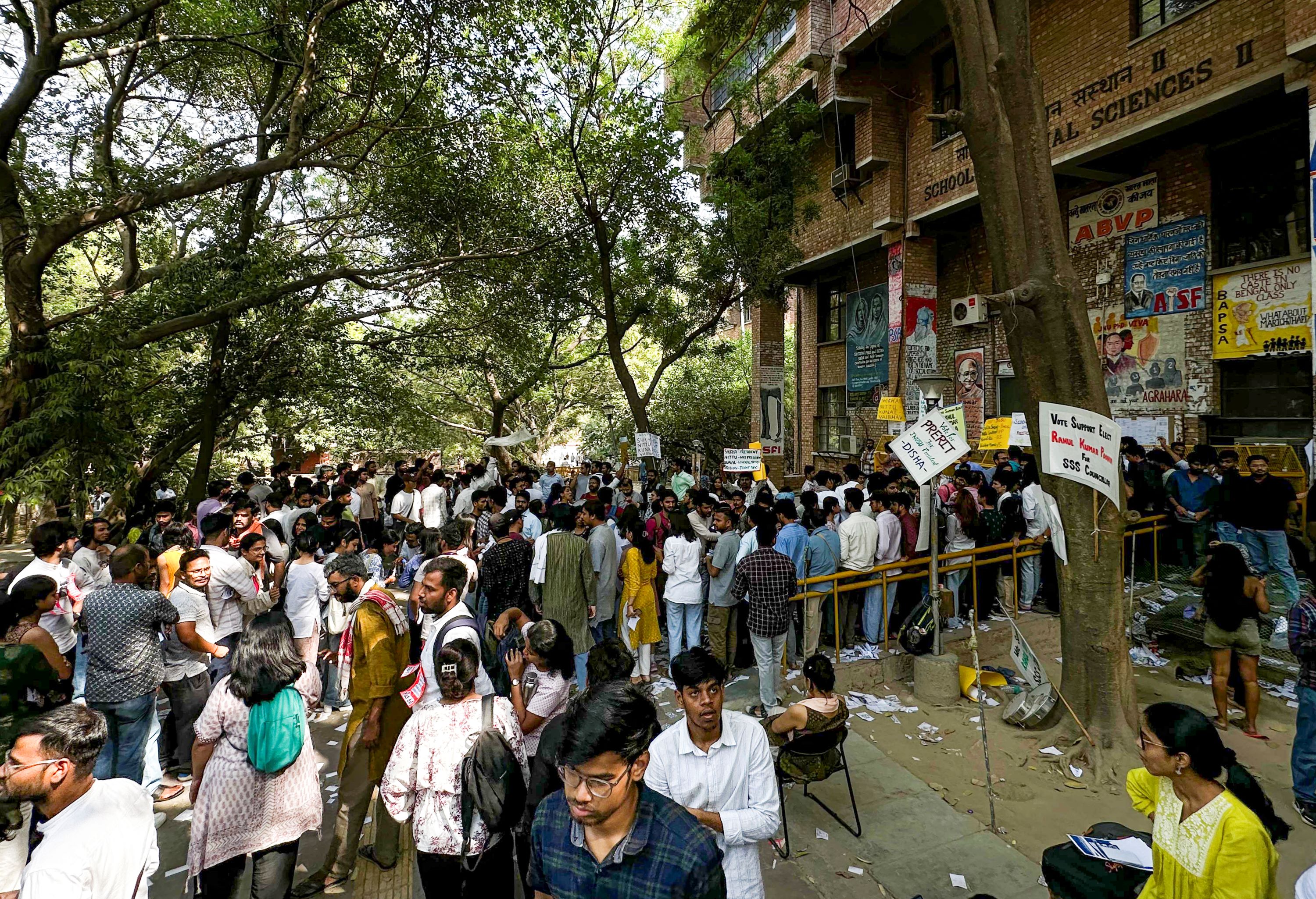 JNU हॉस्टल में वेज और नॉनवेज खाने वालों के अलग इंतजाम पर घमासान, जानें पूरा मामला