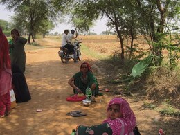 Rajasthan: राजस्थान के इन गांवों में बुरे हाल, दुल्हन की विदाई के लिए नहीं मिलती गाड़ियां, एंबुलेंस भी नहीं पहुंच पाती Rajasthan: राजस्थान के इन गांवों में बुरे हाल, दुल्हन की विदाई के लिए नहीं मिलती गाड़ियां, एंबुलेंस भी नहीं पहुंच पाती