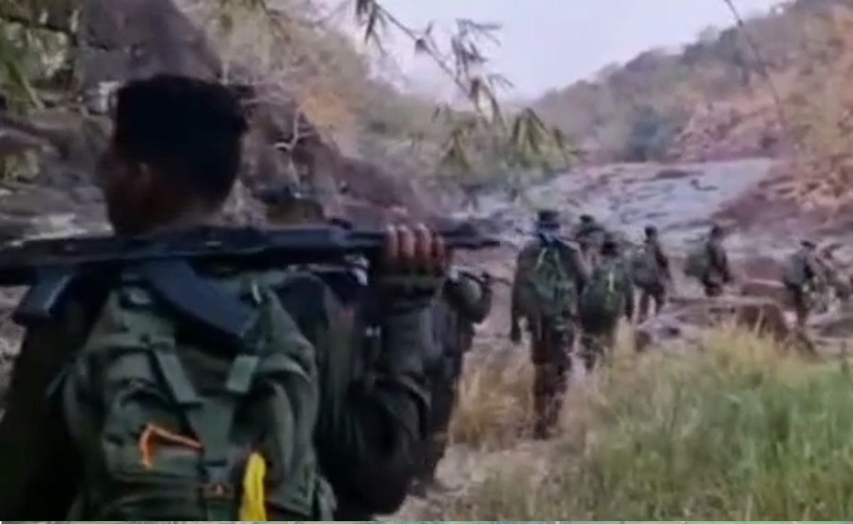 Bijapur Encounter: गंगालूर इलाके में जवानों के साथ नक्सलियों की मुठभेड़, हथियार के साथ शव बरामद