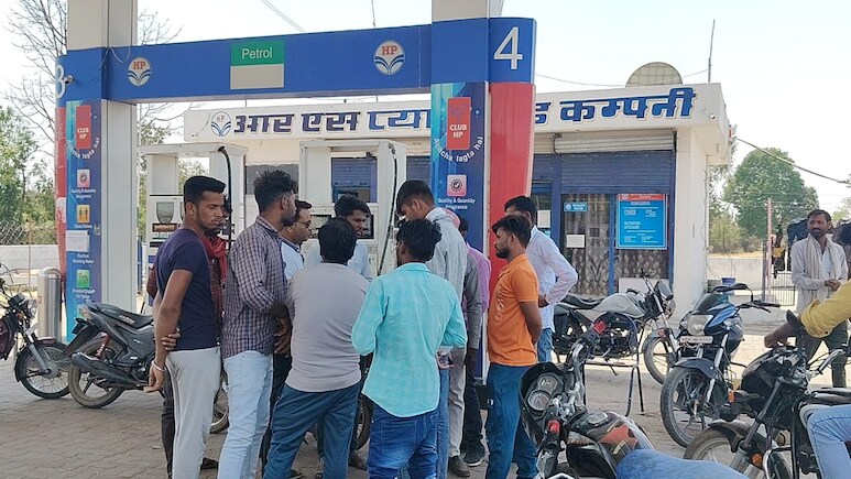 पेट्रोल पंप पर धांधली: 330 का डलवाया तेल, टंकी में निकला सिर्फ आधा लीटर; ग्राहक ने ऐसे पकड़ा फर्जीवाड़ा