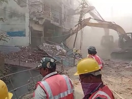 इंदौर में नगर निगम की बड़ी कार्रवाई, 18 मीटर चौड़ी सड़क बनाने के लिए ढहाए 2 दर्जन अवैध निर्माण इंदौर में नगर निगम की बड़ी कार्रवाई, 18 मीटर चौड़ी सड़क बनाने के लिए ढहाए 2 दर्जन अवैध निर्माण