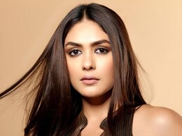 Mrunal Thakur के खूबसूरत बालों का राज है यह एक तेल, बचपन से इस हेयर ऑयल का कर रही हैं इस्तेमाल Mrunal Thakur के खूबसूरत बालों का राज है यह एक तेल, बचपन से इस हेयर ऑयल का कर रही हैं इस्तेमाल
