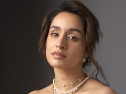 Shraddha Kapoor Serves Minimal Beauty Goals In Dewy Base And Glossy Lips Shraddha Kapoor Serves Minimal Beauty Goals In Dewy Base And Glossy Lips