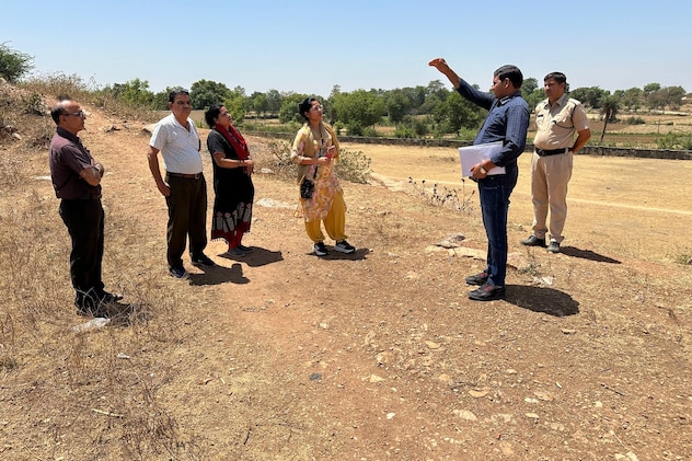 खनन विभाग की टीम ने मौके का मुआयना किया खनन विभाग की टीम ने मौके का मुआयना किया