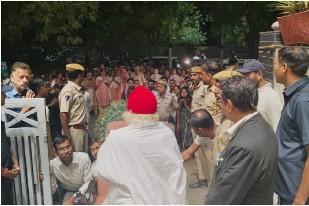 आसाराम को देखने के लिए उसके भक्तों की भीड़ अस्तपाल में जमा हो गई.