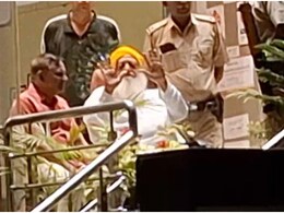 Asaram Bail: दोनों हाथों से भक्तों को आशीर्वाद देता नजर आया आसाराम, सिक्योरिटी गार्ड ने गेट पर कराया इंतजार Asaram Bail: दोनों हाथों से भक्तों को आशीर्वाद देता नजर आया आसाराम, सिक्योरिटी गार्ड ने गेट पर कराया इंतजार