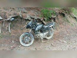 पहलगाम में हमले वाली जगह के पास मिली बिना नंबर प्लेट वाली काली बाइक किसकी? पहलगाम में हमले वाली जगह के पास मिली बिना नंबर प्लेट वाली काली बाइक किसकी?