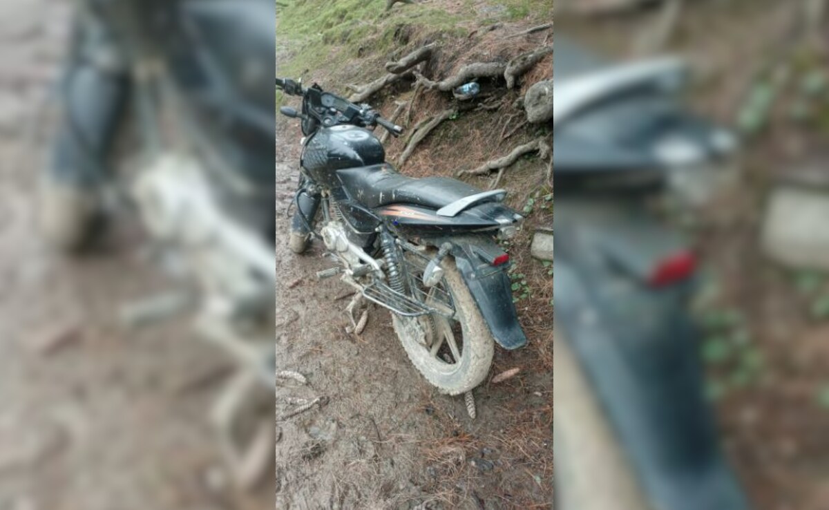 (पहलगाम में घटनास्थल के पास मिली संदिग्ध बाइक) (पहलगाम में घटनास्थल के पास मिली संदिग्ध बाइक)