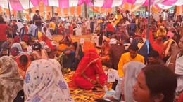 CM Kanyadan Yojana: कन्यादान योजना के तहत 271 वर-वधुओं के साथ मंडला की महिला पार्षद ने भी लिए सात फेरे, समाज को दिया संदेश