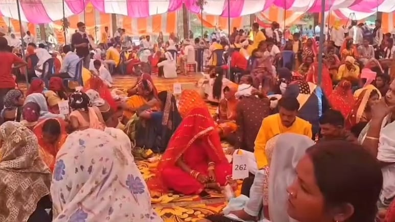 CM Kanyadan Yojana: कन्यादान योजना के तहत 271 वर-वधुओं के साथ मंडला की महिला पार्षद ने भी लिए सात फेरे, समाज को दिया संदेश
