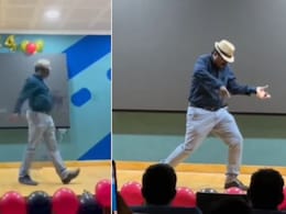 प्रोफेसर साहब ने मुकाबला गाने पर अपने डांस से मचाया तहलका, परफॉर्मेंस देख चौंक गए लोग, बोले- डांसर जो लेक्चरर बन गया प्रोफेसर साहब ने मुकाबला गाने पर अपने डांस से मचाया तहलका, परफॉर्मेंस देख चौंक गए लोग, बोले- डांसर जो लेक्चरर बन गया