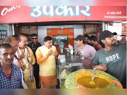 सीएम डॉ. यादव की जैसे ही पड़ी लस्सी की दुकान पर नजर, तो रुकवाया काफिला, और दुकान के सामने खड़े होकर चखा स्वाद सीएम डॉ. यादव की जैसे ही पड़ी लस्सी की दुकान पर नजर, तो रुकवाया काफिला, और दुकान के सामने खड़े होकर चखा स्वाद