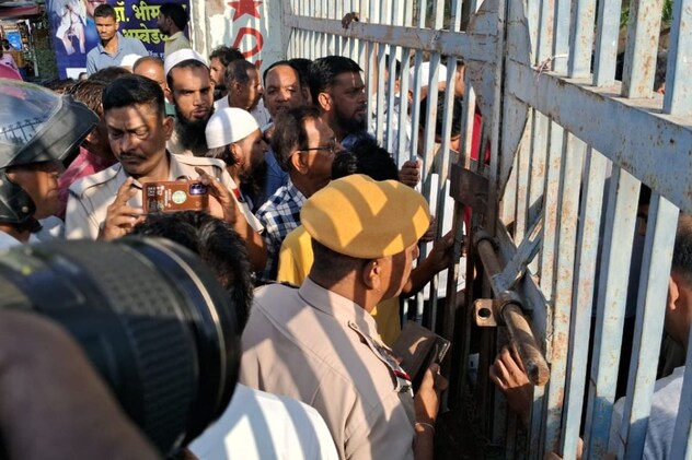 मुआवजे की मांग को लेकर अड़े लोग मुआवजे की मांग को लेकर अड़े लोग