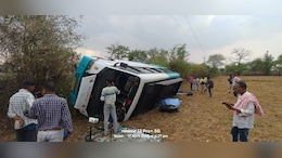 गरियाबंद में तूफान के दौरान बीच सड़क पर लहराते हुए पलट गई बस, नारायणपुर में भी बड़ा हादसा, करीब 20 यात्री घायल