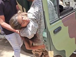 प्रहरी सीधी भर्ती परीक्षा केंद्र पर मधुमक्खियों का हमला, 28 परीक्षार्थियों को मारा डंक, ICU में भर्ती युवती प्रहरी सीधी भर्ती परीक्षा केंद्र पर मधुमक्खियों का हमला, 28 परीक्षार्थियों को मारा डंक, ICU में भर्ती युवती