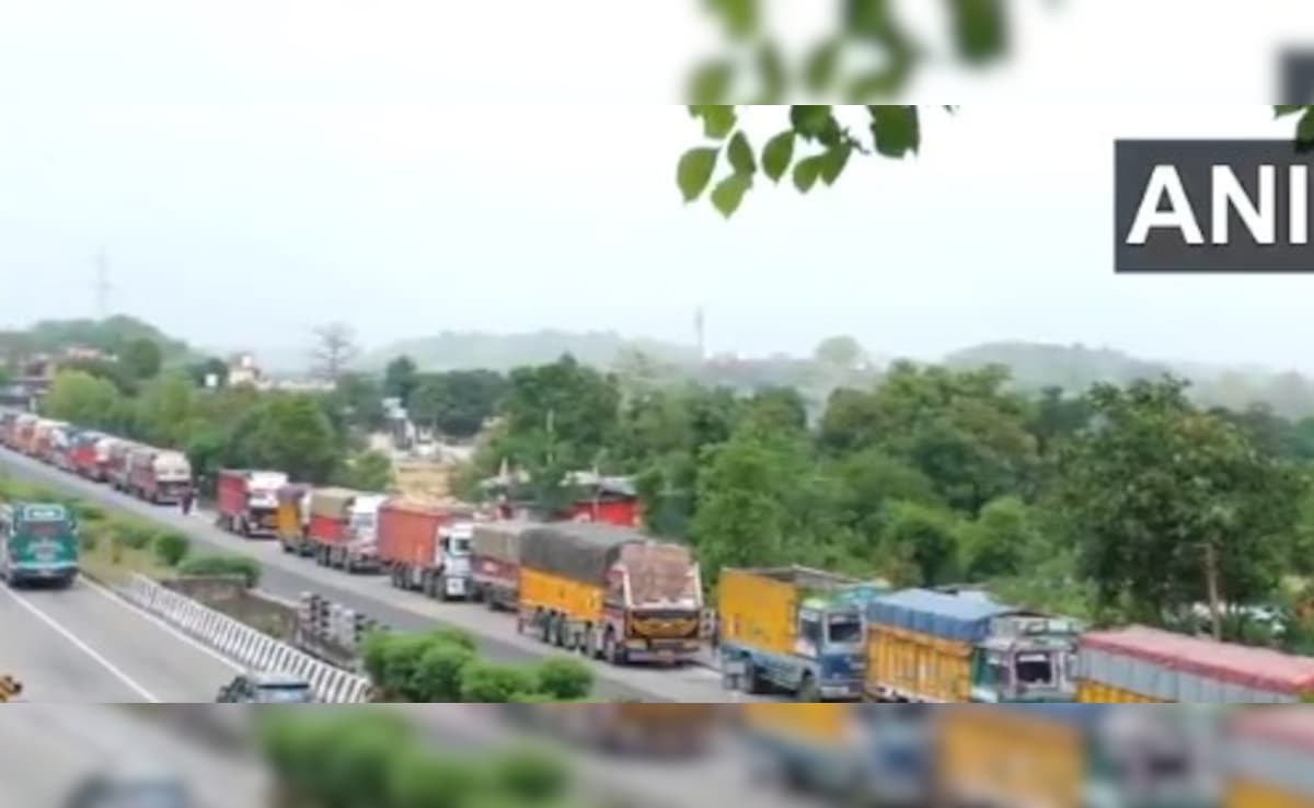 (लैंडस्लाइड की वजह से उधमपुर में लंबा जाम) (लैंडस्लाइड की वजह से उधमपुर में लंबा जाम)