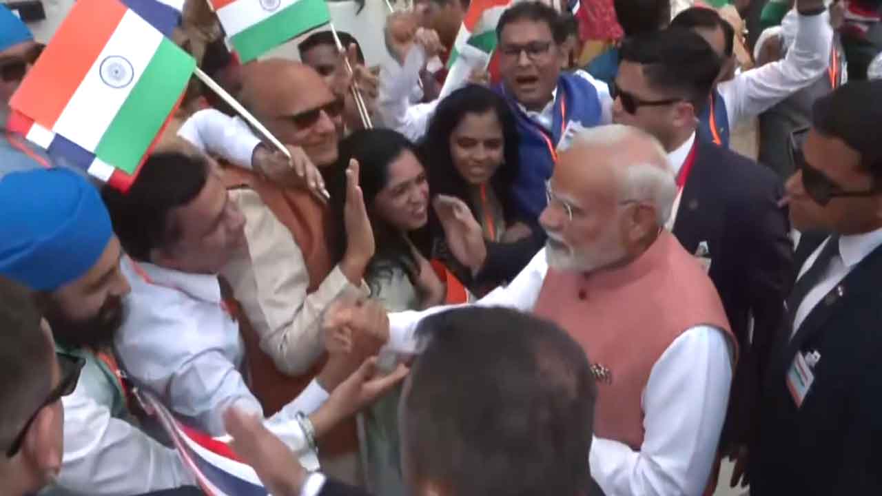 PM Modi Receives Grand Welcome By Indian Diaspora In Bangkok