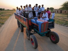बारात लेकर जा रही ट्रॉली पलटी, 1 की दर्दनाक मौत; बच्चों और महिलाओं समेत 25 लोग थे सवार