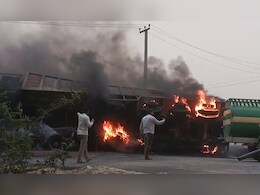 Rajasthan: हनुमानगढ़ में जयपुर जैसा हादसा, 2 ट्रकों की भिड़ंत से लगी भीषण आग; 3 लोग जिंदा जले Rajasthan: हनुमानगढ़ में जयपुर जैसा हादसा, 2 ट्रकों की भिड़ंत से लगी भीषण आग; 3 लोग जिंदा जले