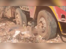 बाइक में सवार थे एक ही परिवार के पांच लोग, पिता और दो मासूम बच्चों की मौत; मंजर देख कांप उठी रूह बाइक में सवार थे एक ही परिवार के पांच लोग, पिता और दो मासूम बच्चों की मौत; मंजर देख कांप उठी रूह