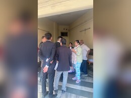 पूर्व आरक्षक सौरभ शर्मा के सहयोगियों का कोर्ट में चालान पेश, 52 किलो सोना और करोड़ों की नगदी मामले में हैं आरोपी पूर्व आरक्षक सौरभ शर्मा के सहयोगियों का कोर्ट में चालान पेश, 52 किलो सोना और करोड़ों की नगदी मामले में हैं आरोपी