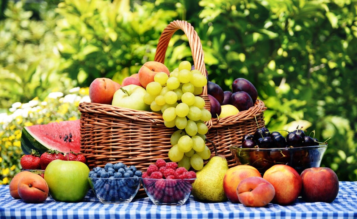 Летният сезон предлага голямо разнообразие от плодове а включването им