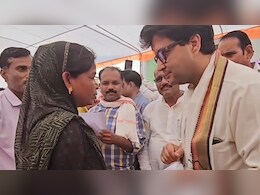 ज्योतिरादित्य सिंधिया का अनोखा अंदाज, मंच पर महिला के बैग से निकलवाया गुटखा और फिर...