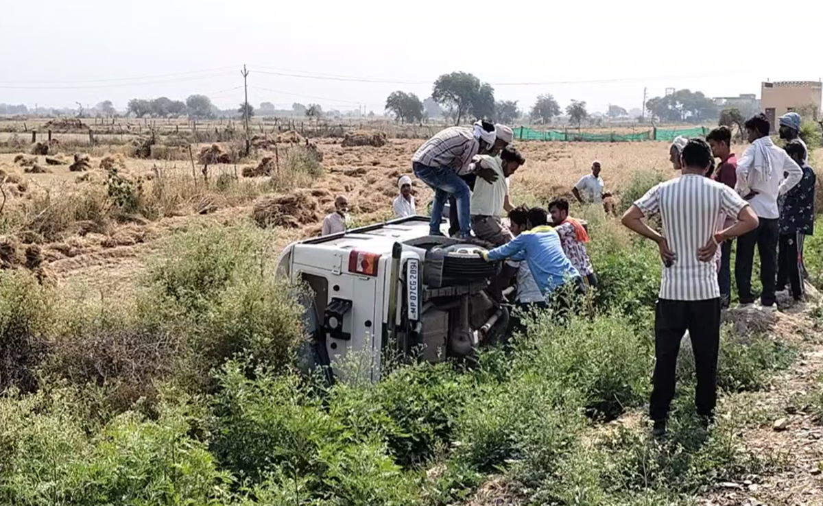 Accident: बुजुर्ग को बचाने के चक्कर में मुरैना डिप्टी कलेक्टर की गाड़ी पलटी, इतने लोग हुए घायल