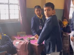 पिकनिक में शामिल नहीं हो पाया दोस्त, तो क्लास के बच्चों ने उसे सरप्राइज देने के लिए जो किया, वैसा तो अब बड़े भी नहीं करते पिकनिक में शामिल नहीं हो पाया दोस्त, तो क्लास के बच्चों ने उसे सरप्राइज देने के लिए जो किया, वैसा तो अब बड़े भी नहीं करते