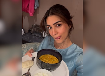 Kriti Sanon Shows How She  Kriti Sanon Shows How She