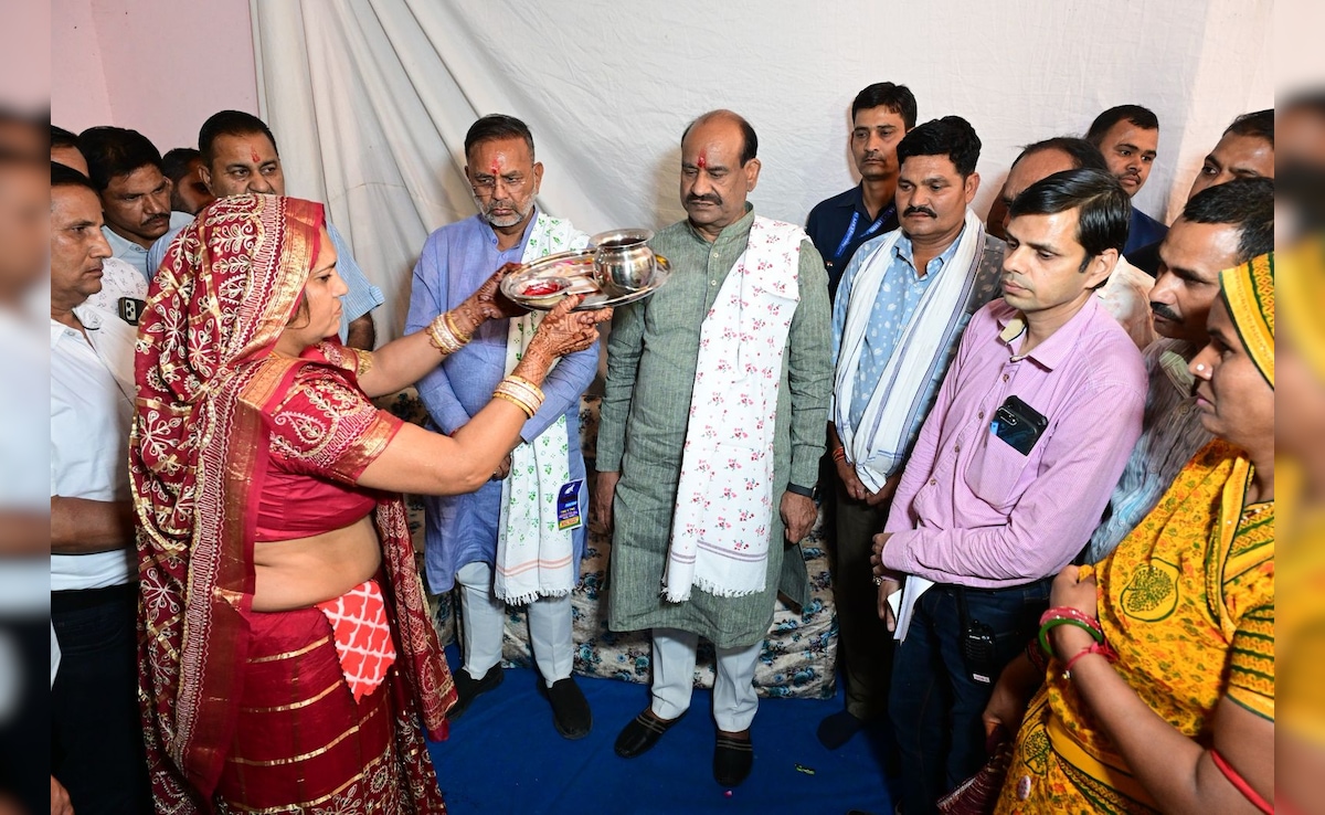 (शहीद हेमराज की पत्नी ने स्पीकर ओम बिरला की आरती उतारी) (शहीद हेमराज की पत्नी ने स्पीकर ओम बिरला की आरती उतारी)