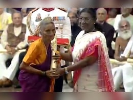 VIDEO: जब पद्मश्री अवार्ड लेने पहुंचीं 96 साल की भीमव्वा, तालियों की गड़गड़ाहट से गूंज उठा हॉल VIDEO: जब पद्मश्री अवार्ड लेने पहुंचीं 96 साल की भीमव्वा, तालियों की गड़गड़ाहट से गूंज उठा हॉल