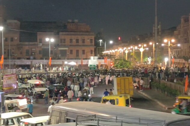 मौके पर जमा भीड़