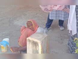 जमीन हड़प ली, फिर बूढ़ी मां को तपती धूप में खुली छत पर मरने के लिए छोड़ दिया.. पूरा मामला दहला देगा दिल 