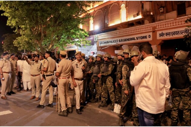 तनाव बढ़ता देख जामा मस्जिद के बाहर भारी सुरक्षाबल की तैनाती. तनाव बढ़ता देख जामा मस्जिद के बाहर भारी सुरक्षाबल की तैनाती.