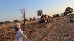 Rajasthan: कलेक्टर ने खुलवाया 25 साल से बंद डेढ़ किलोमीटर लंबा रास्ता, ग्रामीणों का विरोध... पुलिस को करनी पड़ी मशक्कत