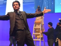ईद पार्टी में शाहरुख के हमशक्ल ने किया ऐसा डांस, देख कर लोग बोले- वहीं एनर्जी, वही अंदाज ईद पार्टी में शाहरुख के हमशक्ल ने किया ऐसा डांस, देख कर लोग बोले- वहीं एनर्जी, वही अंदाज